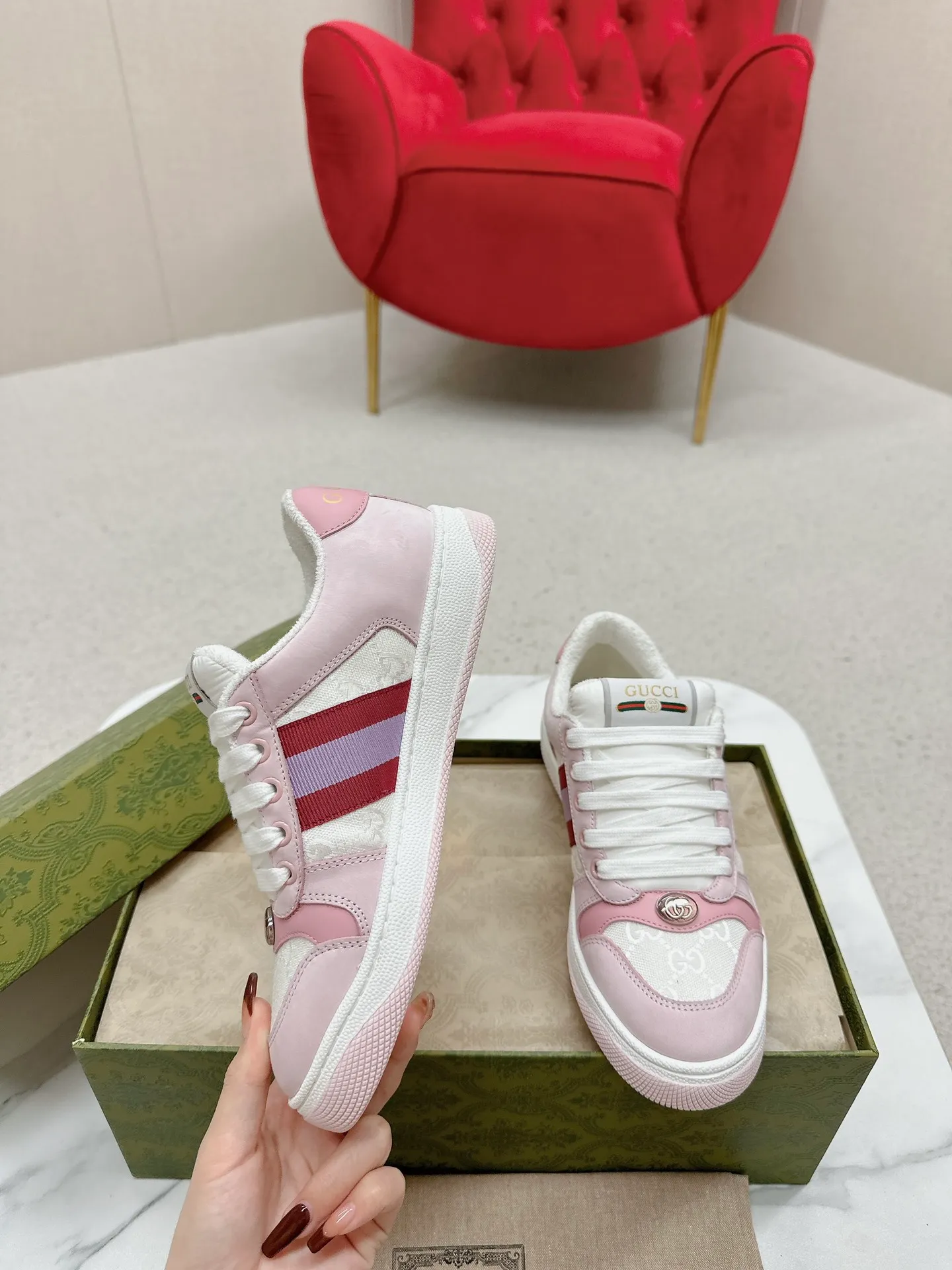 👟👟Ex-factory price 480👟👟 Gucci————Purchase version GG series distressed dirty shoes-hot style is coming! 9 times out of 10 sales, you will definitely get the money. Ready stock! Spot goods! Spot goods! New colors added - the ultimate version on the market! Purchase the original version and develop it... fabric, material, outsole, and details can be compared at will! Open-mold Swarovski one-to-one replica rhinestone chain...Metal cherry pendant...Metal double G crystal cylindrical mark...Gucci original customized narrow webbing...Super flash series - flash diamond chain. The cherry decoration is detachable and can be changed into two to match with each other to show your personality. Exclusive color-brushed cowhide fabric. Hand-made distressed is very textured and has a sense of luxury! The details of the workmanship can be seen in the drawings, and no line is missed. The original terry cloth is delicate, soft and more comfortable and breathable. The privately stamped two-color original TPU outsole (lower layer is wider, upper layer is narrower). Matching packaging⭐️ Size: Female 35-40 (Female 41 customized)